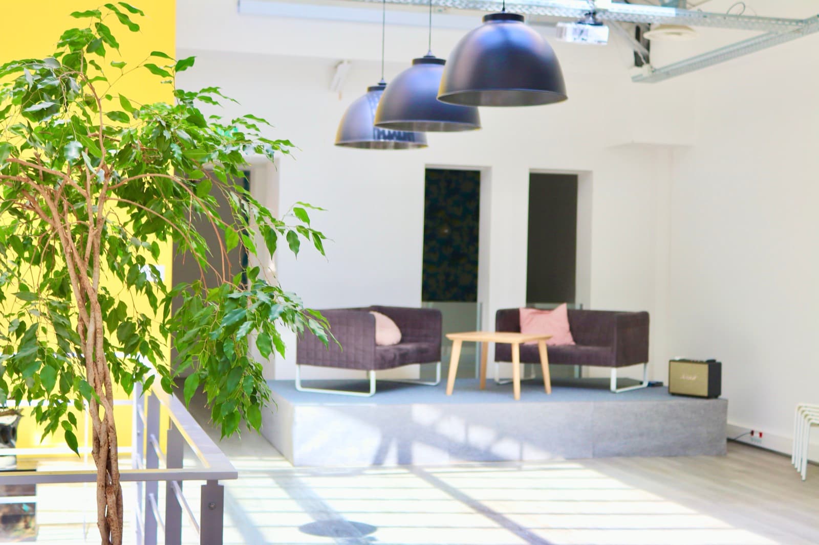 Salle plénière configurée pour une conférence avec écran et public